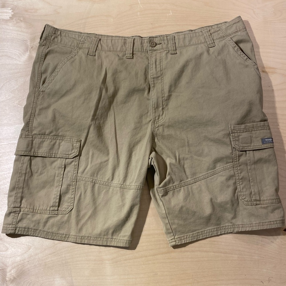 Wrangler Men's Khaki Cargo Shorts 48 x 10 (NX)